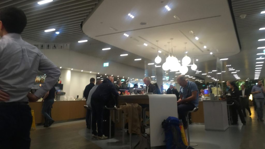 lh-senatorlounge-fra-a50-crowded